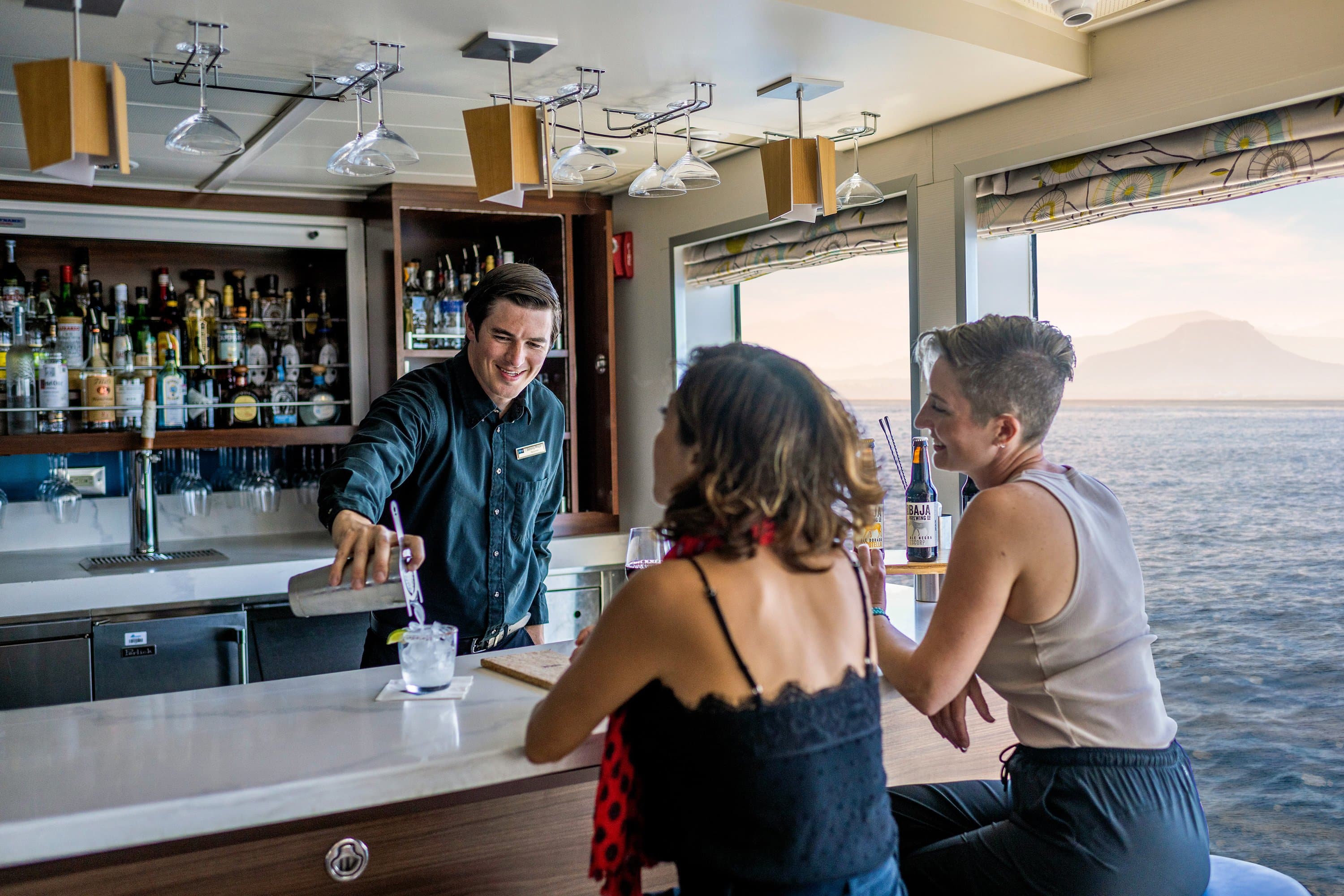 04_Large RGB-LEX-Ship NG Quest-Venture Interior - Lounge Bar - DV-261.jpg