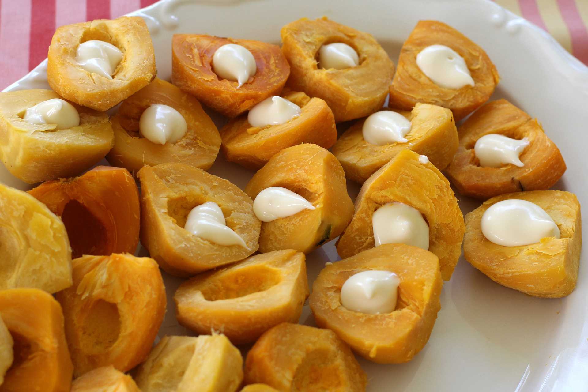 A plate of pejibaye with dollops of mayonnaise.