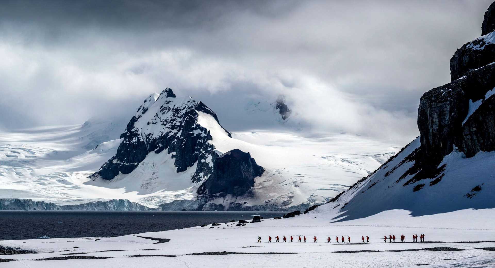 antarctica landscape of mountains and water